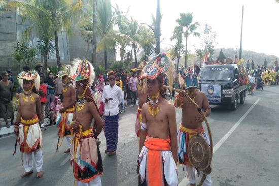 Disaksikan Kapolri, SMK Stella Maris Tampilkan Tarian Caci Sambut Delegasi AMMTC di Labuan Bajo