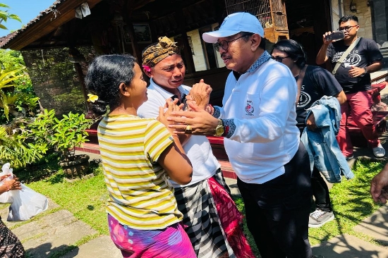 Sambangi Keluarga Korban Lift Jatuh di Ubud, Wagub Cok Ace Sampaikan Belasungkawa