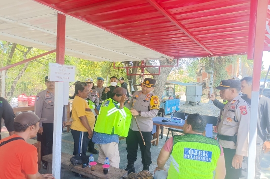 Kapolres Jembrana Serahkan Sarana Kontak kepada Ojek Pelabuhan Gilimanuk