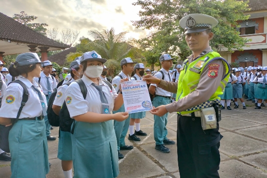 OPS Zebra Agung 2023, Satlantas Polres Jembrana Gelar Binluh di SMAN 2 Negara