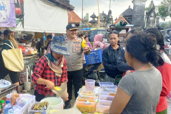 Bhabinkamtibmas Melakukan Patroli Sambang di Pasar Tradisional Desa Singakerta