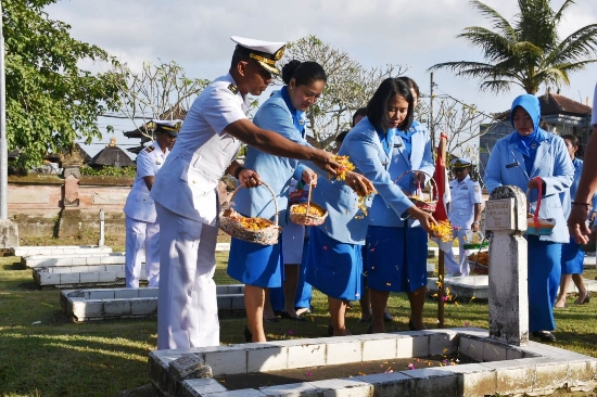 Jelang HUT TNI ke-78 Tahun 2023, TNI AL Denpasar Gelar Upacara Ziarah Tabur Bunga