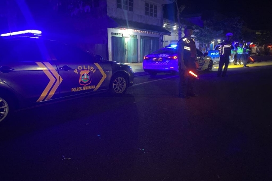 Patroli Kendaraan Cahaya Biru Polres Jembrana Cegah Kegiatan Trek-Trekan Berbahaya