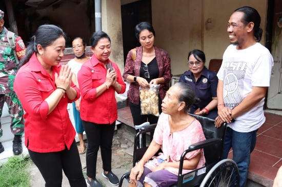 Ketua K3S Ny. Antari Jaya Negara Serahkan Bantuan Kursi Roda, Sasar Lansia dan Disabilitas di Kota Denpasar