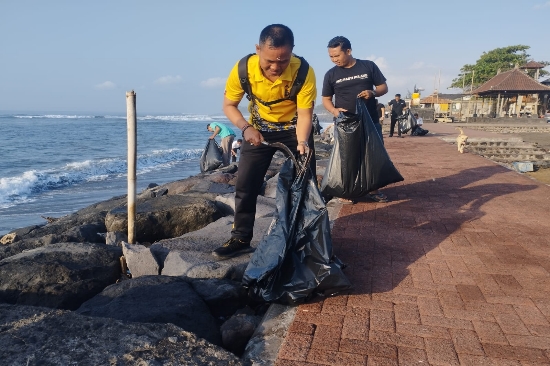 Bhabinkamtibmas Desa Lebih Ikuti Kegiatan Aksi Bersih bersih “World Clean Up Day” di Pantai Lebih