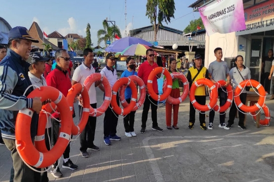 Peringati Harhubnas 2023, Pemkot Denpasar Serahkan Alat Keselamatan Pelayaran di Pelabuhan Serangan