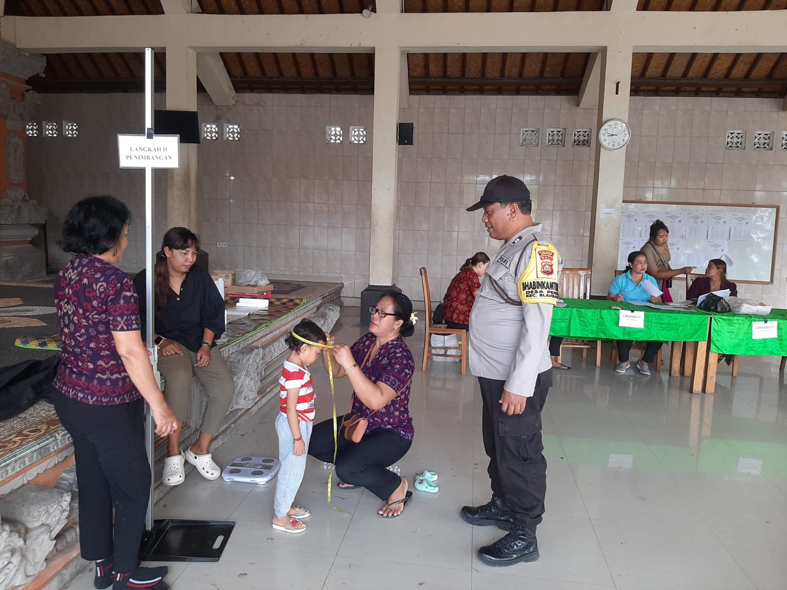 Bhabinkamtibmas Pering Monitoring Pelaksanaan Kegiatan Posyandu
