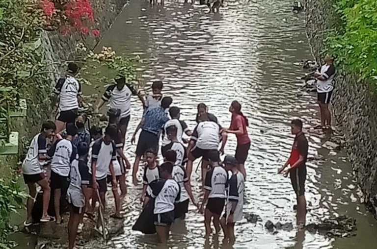 Antisipasi Banjir, Siswa-siswi SMP Widya Sakti Denpasar Lakukan Pembersihan Sungai
