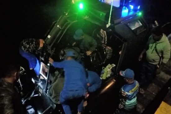 Aparat Polres Mabar Bantu Evakuasi Ibu Muda Mau Melahirkan