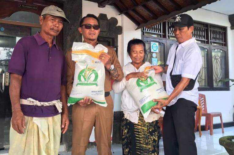 Kelurahan Sanur Salurkan Bantuan Beras Bulog kepada Ratusan Warga