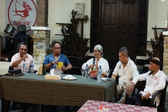 Ketua DPRD Provinsi NTT, Emmi Julia Nomleni Disuguhkan “Nasi Jenggo” di Rumah Sinergi Flobamora Bali