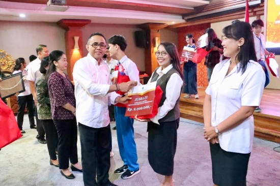 Dari Peringatan Hari Kunjung Perpustakaan Tahun 2023, Jaya Negara Serahkan Hadiah Lomba Literasi