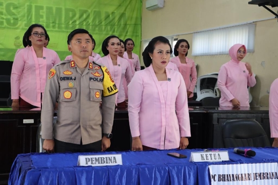 Ikuti Via Zoom, Kapolres Jembrana Hadiri Syukuran Hari Kesatuan Gerak Bhayangkari Ke-71 Tahun 2023