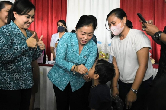 Ketua TP PKK Antari Jaya Negara Membuka dan Menyapa Kegiatan Posyandu Paripurna di Banjar Tengah Kelurahan Ubung