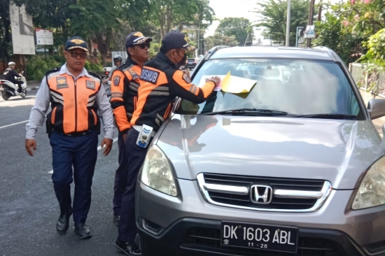 Dishub Denpasar Tertibkan Parkir Sembarangan: Ada 10 Kendaraan Dipasangi Stiker dan 9 Lainnya Diganjar Imbauan