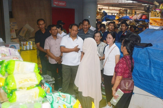 Pantau Ketersediaan Pasokan dan Harga Bahan Pokok, Pj Gubernur Mahendra Jaya Sambangi Pasar Badung