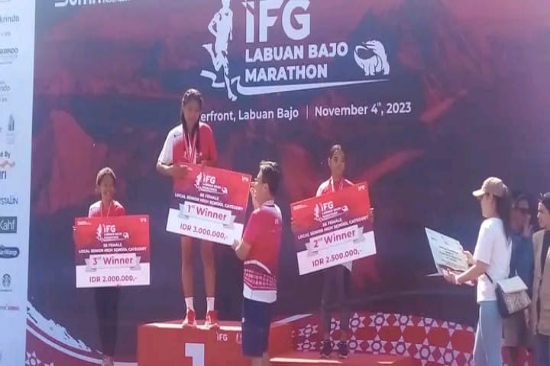 IFG Serahkan Beasiswa bagi 20 Pelari Kategori Pelajar di Labuan Bajo