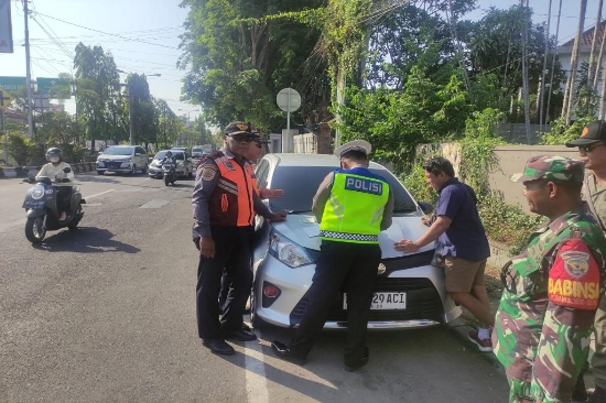 Tim Gabungan Dishub Denpasar Tertibkan Parkir Sembarangan di Bypass Ngurah Rai Kawasan Pelabuhan Sanur