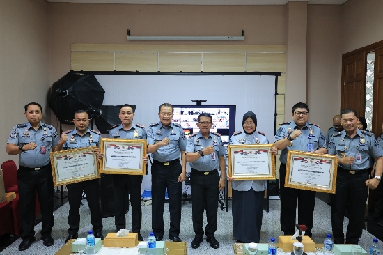 41 Satker Jajaran Kemenkumham Jatim Raih Penghargaan Pelayanan Publik Berbasis HAM