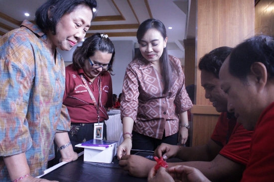 Ny. Ayu Kristi Arya Wibawa Tinjau “Sekolah” PKH bagi Puluhan Warga Kota Denpasar & Salurkan Bantuan