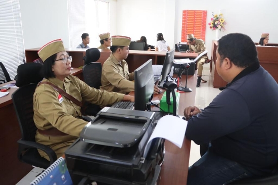 Peringati Hari Pahlawan, Polres Jembrana Berikan Pelayanan Spesial Berbaju Perjuangan