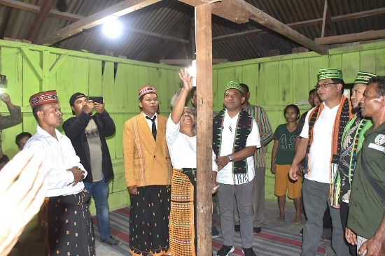 Bupati Hery Nabit Resmikan secara Simbolis Listrik di 5 Desa di Kecamatan Cibal Barat