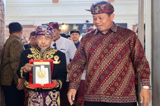 Tiba di Bali, Piagam Gelar Pahlawan Nasional Ida Dewa Agung Jambe Disambut Pj Gubernur Mahendra Jaya