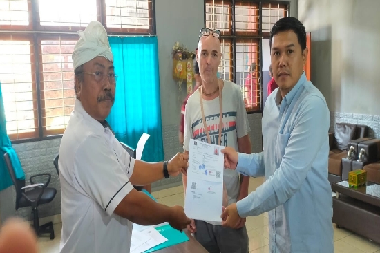 Bebas Murni, WNA Belanda Langsung Diserahterimakan ke Imigrasi Singaraja