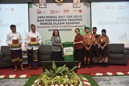 Sambut HUT ke-12, OJK Provinsi Bali Berkolaborasi bersama Disdikpora dan DLH Gelar Aksi Sosial dan Edukasi Sampah di Denpasar