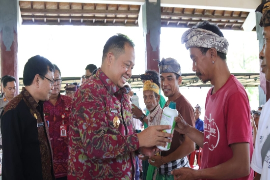 Serahkan Pupuk Hayati Cair, Pj. Gubernur Bali S.M. Mahendra Jaya Dukung Sistem Pertanian Organik di Bali