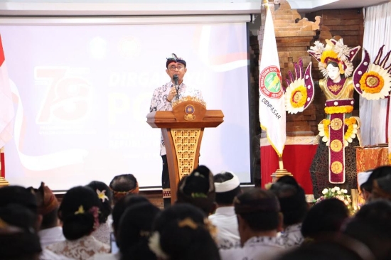 Puncak HUT PGRI ke-78 dan Hari Guru Nasional di Denpasar, Wali Kota Jaya Negara Serahkan Penghargaan Widya Purna Nugraha kepada Guru