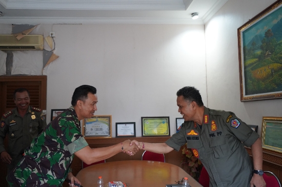 Jaga Sinergitas, Staf Kodam IX/Udayana Silaturahmi Dengan Kepala Satpol PP Kota Denpasar