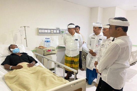 Wali Kota Jaya Negara Jenguk Petugas Sat Pol PP Kota Denpasar yang Dianiaya OTK