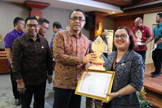 Wali Kota Jaya Negara Serahkan Penghargaan Inovasi OPD Tahun 2023, Inovasi Wajib Memberikan Kemanfaatan bagi Masyarakat