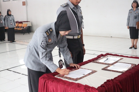 Ikrar Netralitas, Karutan Pastikan Pegawai Rutan Perempuan Surabaya Netral pada Pemilu 2024