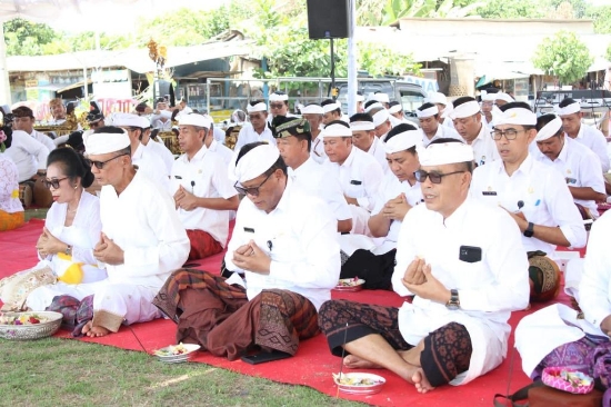 Pemkot Denpasar Gelar Karya Pemahayu Jagat di Pantai Padang Galak