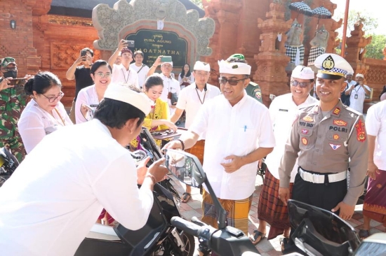 Tingkatkan Kelancaran Tugas dan Dukung Perpres RI, Wali Kota Jaya Negara Serahkan KBL kepada Desa/Kelurahan