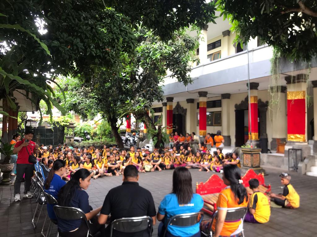 Sambut Hari Raya Saraswati, “Pustakeling Ayang Ebeb” Gelar Mesatua di SD 1 Peguyangan
