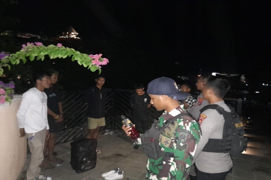 Petugas TNI-Polri Tertibkan Pemuda Nongkrong Sambil Minum Miras di Depan Waterfront City L. Bajo