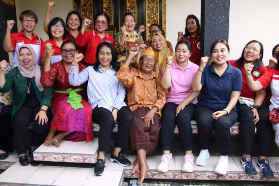 Menteri PPA, Bintang Puspayoga Serahkan Anjangsana kepada Veteran Perempuan di Denpasar