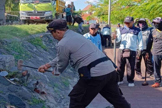 Kecamatan Densel dan Balai Wilayah Sungai Bali-Penida Bongkar Tangga Liar di Taman Pancing Timur