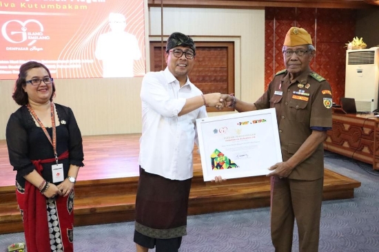 Apresiasi Pemkot, Wawali Arya Wibawa Serahkan 101 Piagam Penghargaan “Vasudhaiva Kutumbakam”