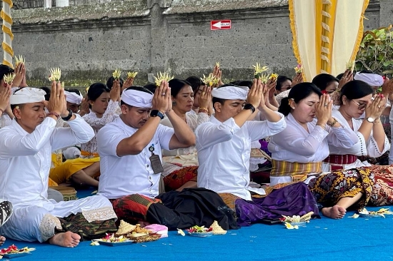 Keluarga Besar PPRD Provinsi Bali di Badung Laksanakan Caru Panca Warna saat Purnama Sasih Kapitu