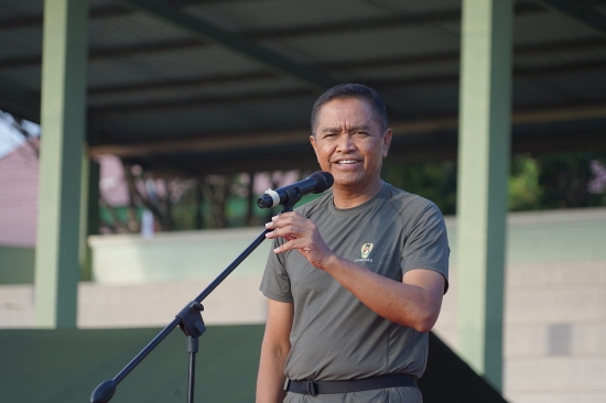 Tutup Akhir Tahun 2023, Pangdam IX/Udayana Olahraga bersama dengan Prajurit dan PNS