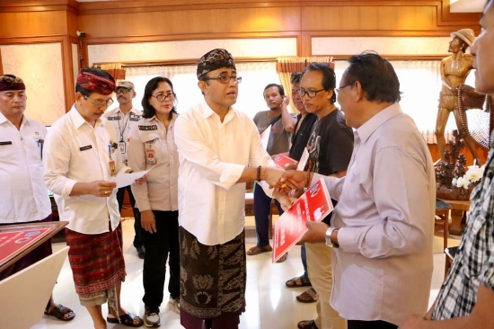 Wali Kota Jaya Negara Kembali Serahkan Bantuan Sosial Pasca Bencana, jadi Stimulans Dukung Pemulihan bagi Masyarakat yang Terkena Musibah