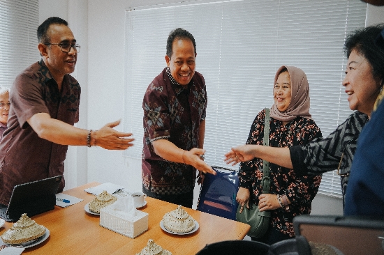 Optimalkan Penanganan Sampah di Bali, PJ. Gubernur Bali Gelar Rapat Pembahasan Strategi Kabupaten/Kota untuk TPS3R/TPST