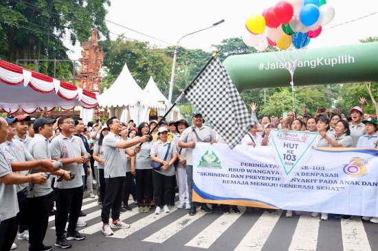 Rangkaian Hut Ke-103 RSUD Wangaya, Wawali Arya Wibawa Lepas Jalan Sehat