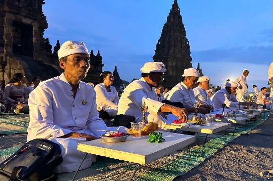 Malam Siwaratri, 1000 Umat Hindu ‘Mejagra’ di Candi Prambanan  1008