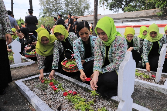 Peringati HBI ke-74 dan HUT ke-20 PIPAS, Insan Pengayoman Jatim Kompak Ziarah dan Tabur Bunga di TMP