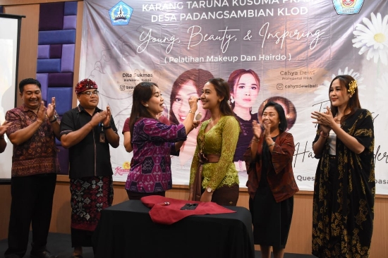 Asah Soft Skill Ciptakan Peluang Usaha Bagi Masyarakat, Ketua GOW Ayu Kristi Arya Wibawa Buka Pelatihan Makeup dan Hairdo